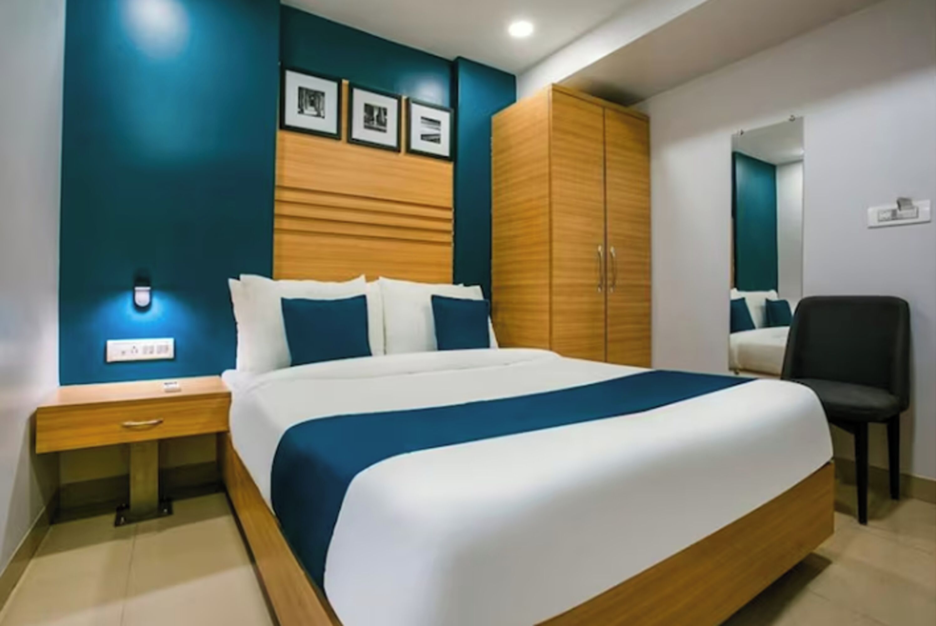 Chambre Simple | Literie de qualité supérieure, ameublement personnalisé, bureau