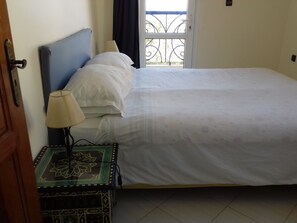 2 室のベッドルーム、遮光カーテン、ベビーベッド (無料)、WiFi (無料)