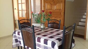 Apartemen, 2 kamar tidur (2 pax) | Makan di kamar