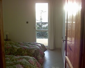 2 bilik tidur, langsir/tirai gelap terus, katil bayi/kot (percuma)