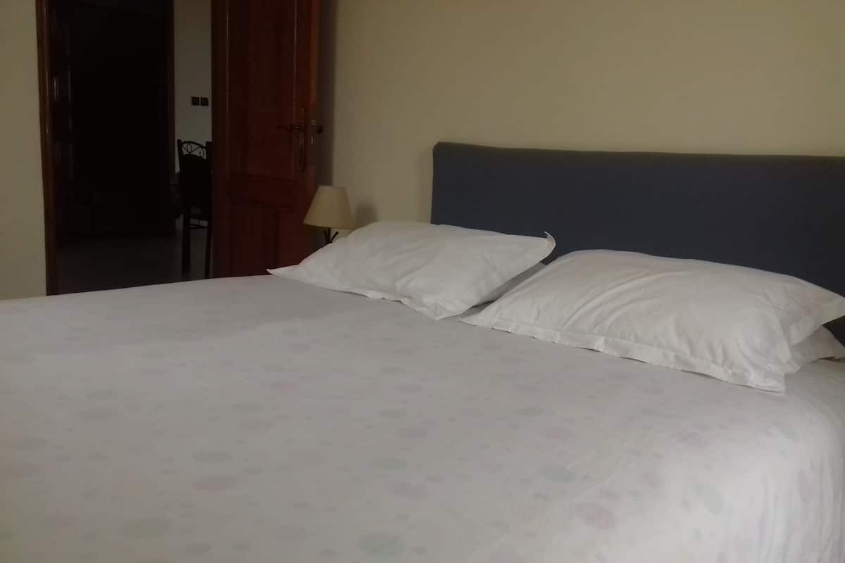 2 quartos, cortinas blackout, berços grátis, Wi-Fi de cortesia