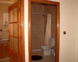 Douche, sĂšche-cheveux, serviettes fournies