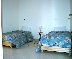 2 Schlafzimmer, Verdunkelungsvorhänge, kostenlose Babybetten