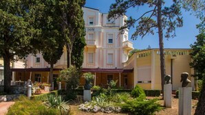 A hotel with a central courtyard, surrounded by trees and featuring a statue garden. - Hotel Vila Ruzica (Crikvenica)