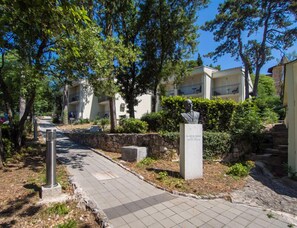 Courtyard - Hotel Vila Ruzica (Crikvenica)