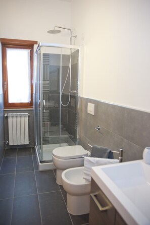Villa luxueuse, 1 très grand lit | Salle de bain | Douche, articles de toilette (gratuits), séchoir à cheveux