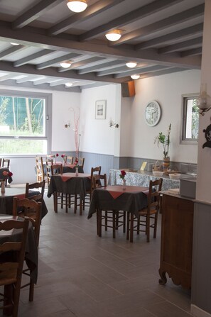 Sarapan Eropah setiap hari (EUR 9.90 seorang)