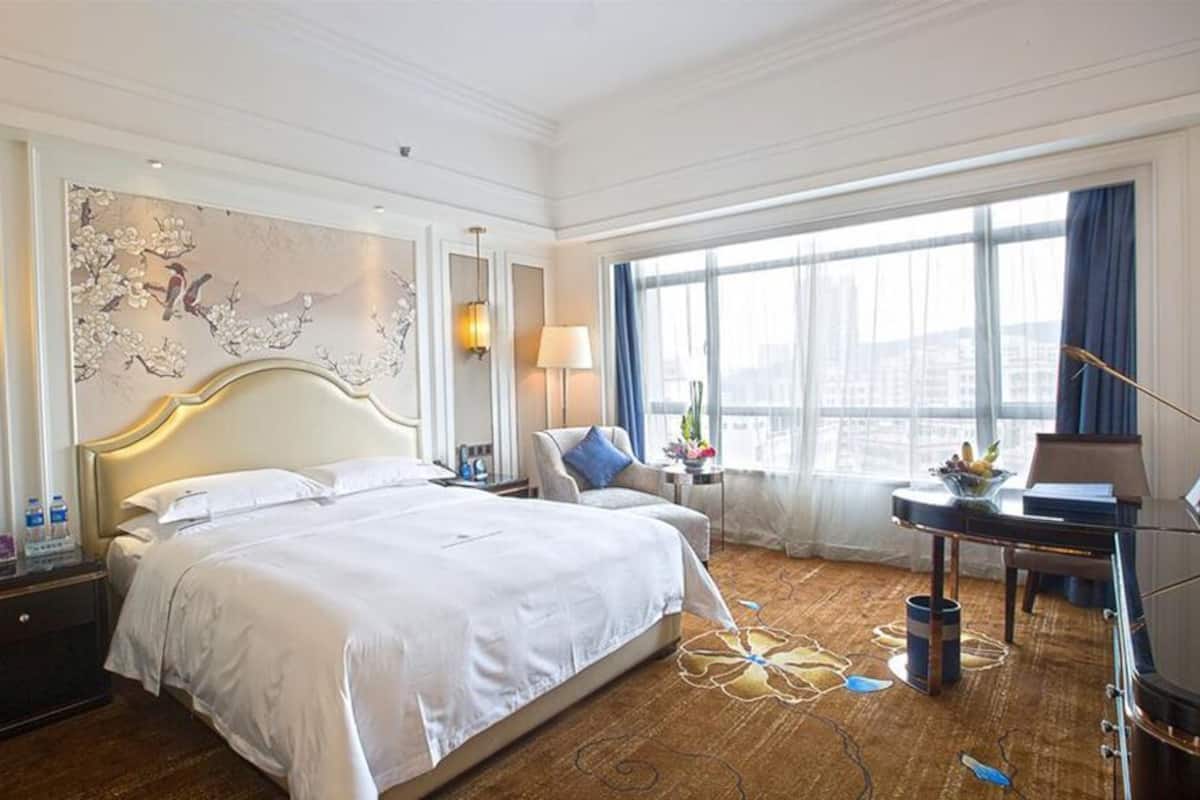 Business Room, 1 King Bed, Garden View | 1 bedroom, premium bedding, down duvets, pillow-top beds