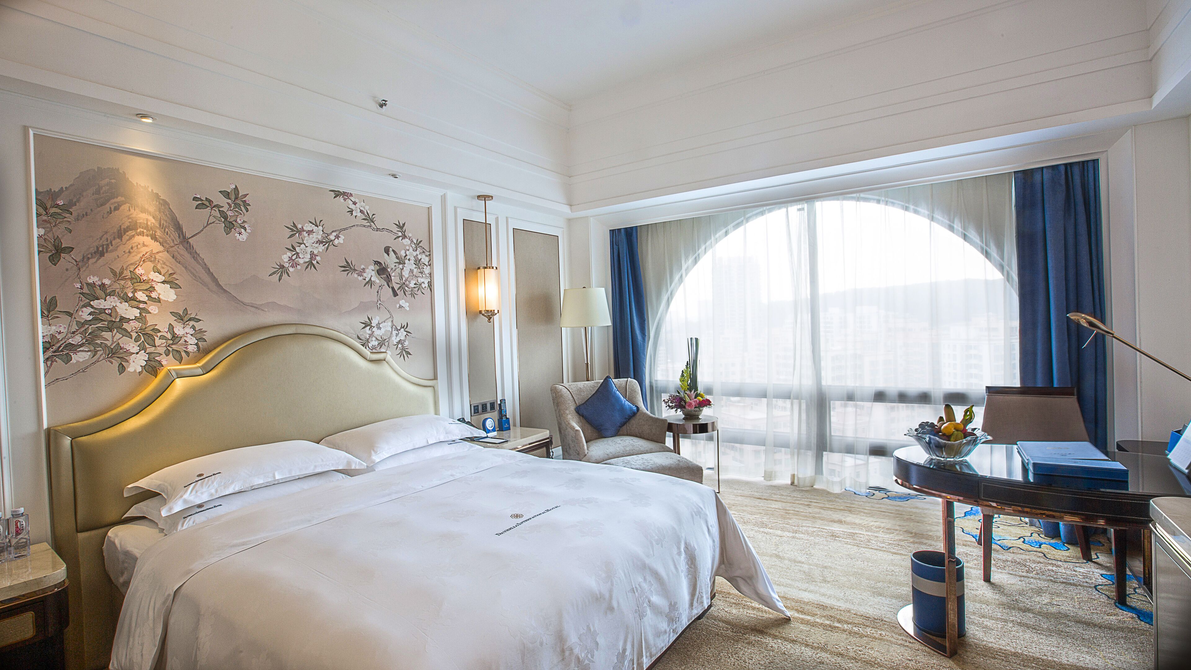 executive room, 1 queen bed | 1 bedroom, premium bedding, down duvets, pillow-top beds