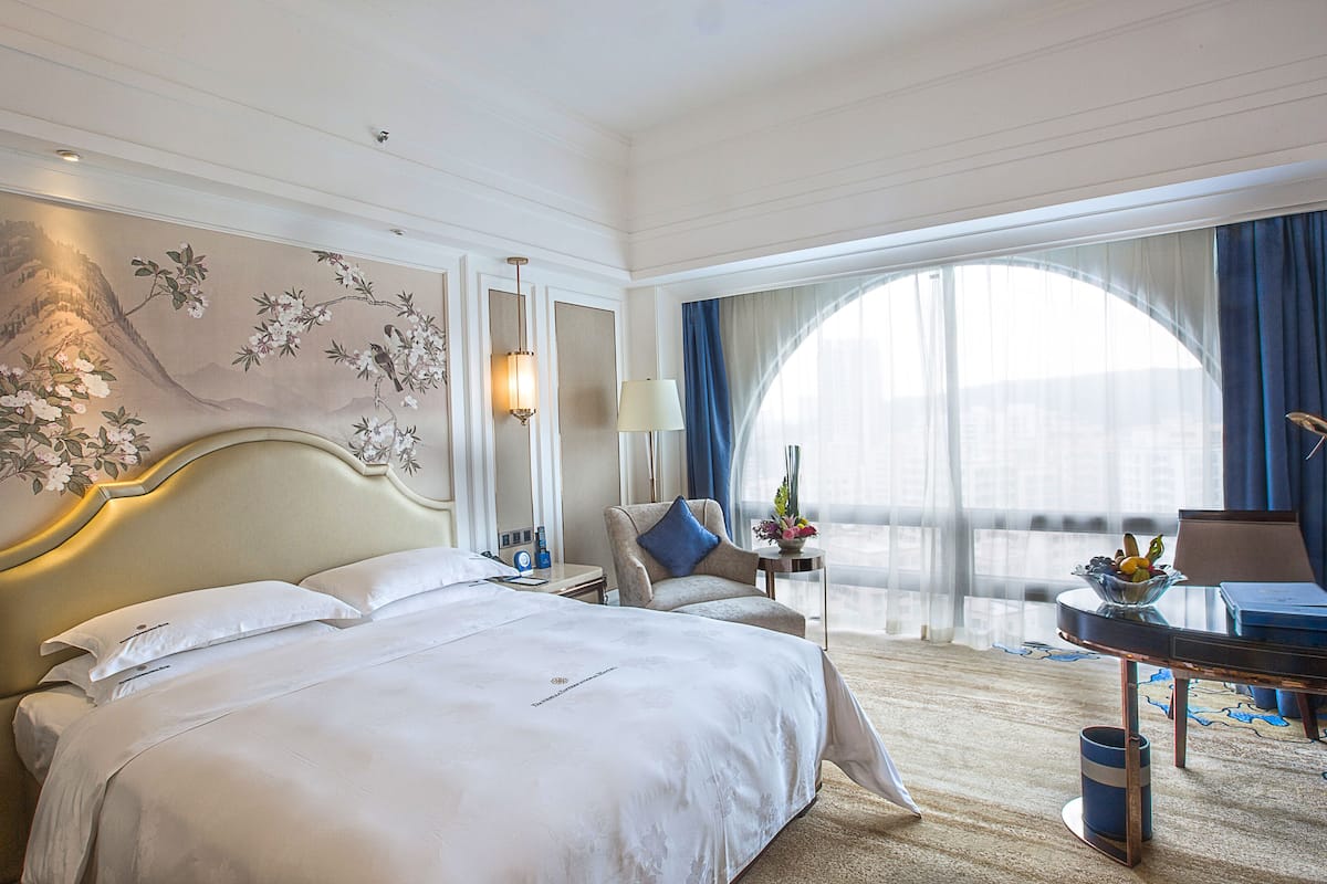 executive room, 1 queen bed | 1 bedroom, premium bedding, down duvets, pillow-top beds