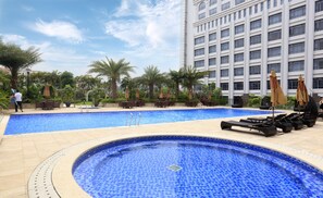 2 outdoor pools, open 7:00 AM to 11:00 PM, pool umbrellas, sun loungers - Dayhello International Hotel (Shenzhen)
