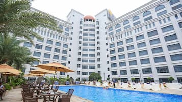 2 piscinas al aire libre, sombrillas, sillones reclinables de piscina