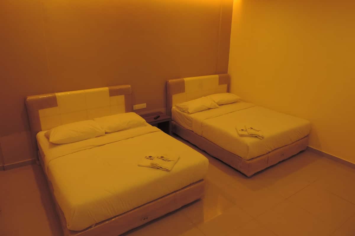 Family Room | Minibar, desk, free WiFi