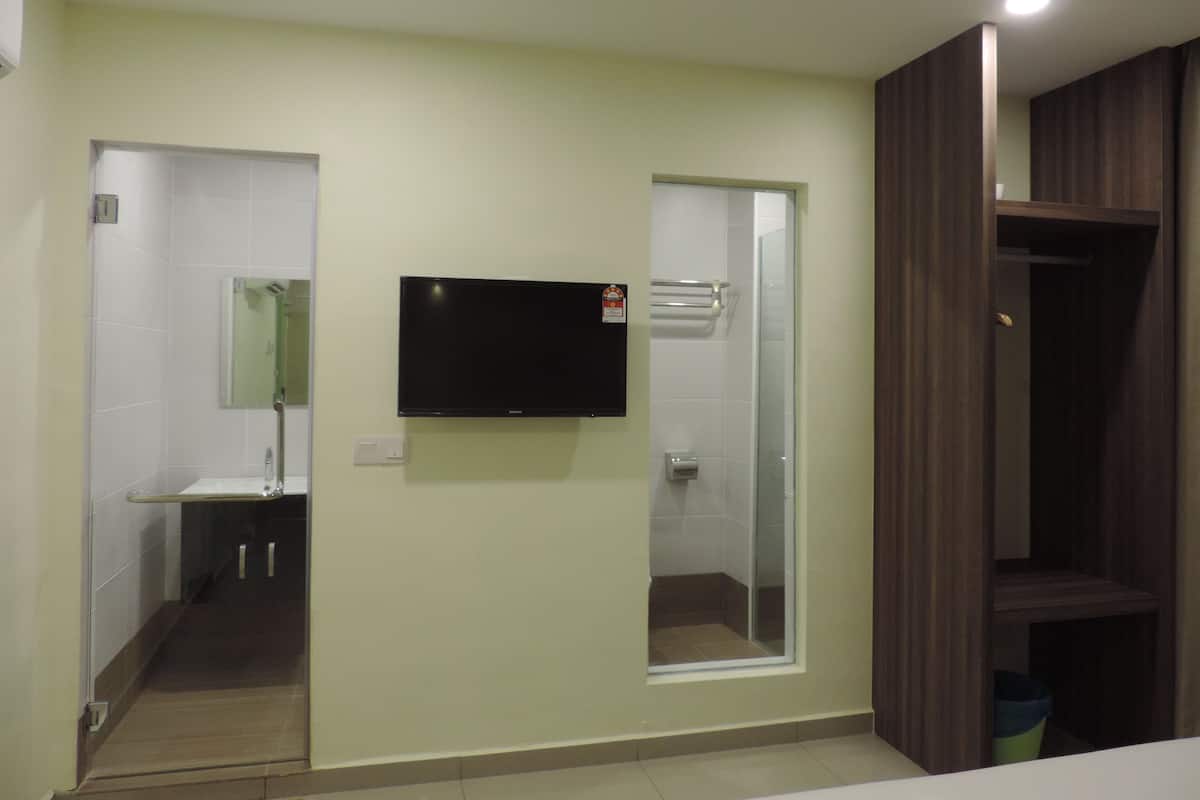 Double Room | Minibar, desk, free WiFi
