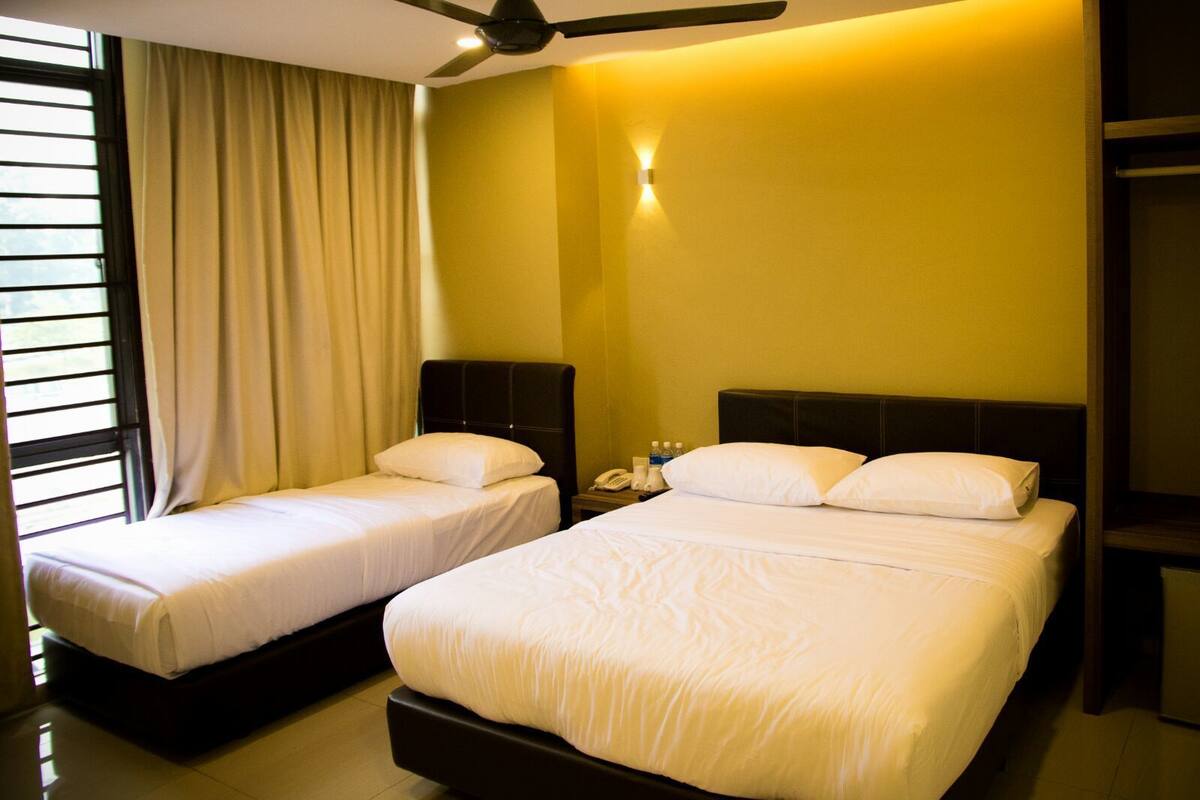 Triple Room | Minibar, desk, free WiFi
