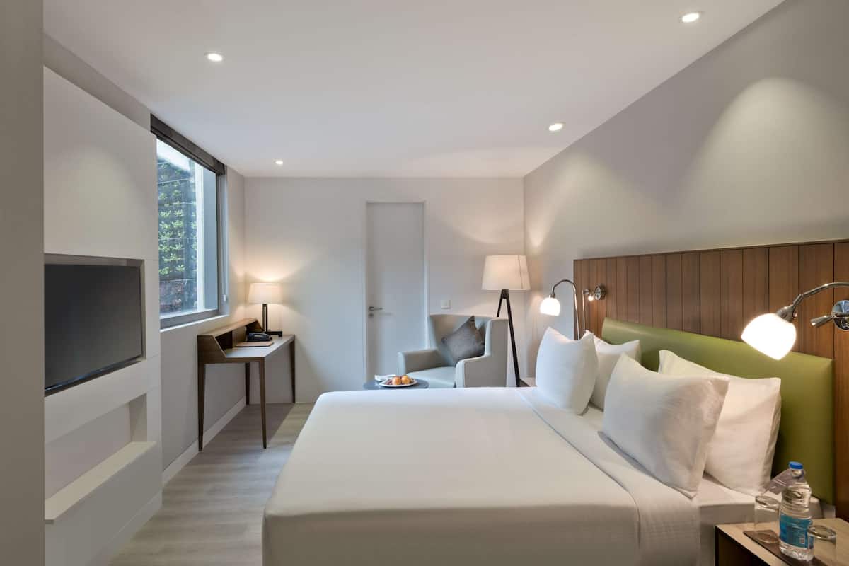 suite | premium bedding, in-room safe, desk, laptop workspace