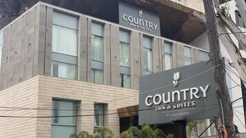 A modern building with a sign for 'Country Inn & Suites by Radisson'.