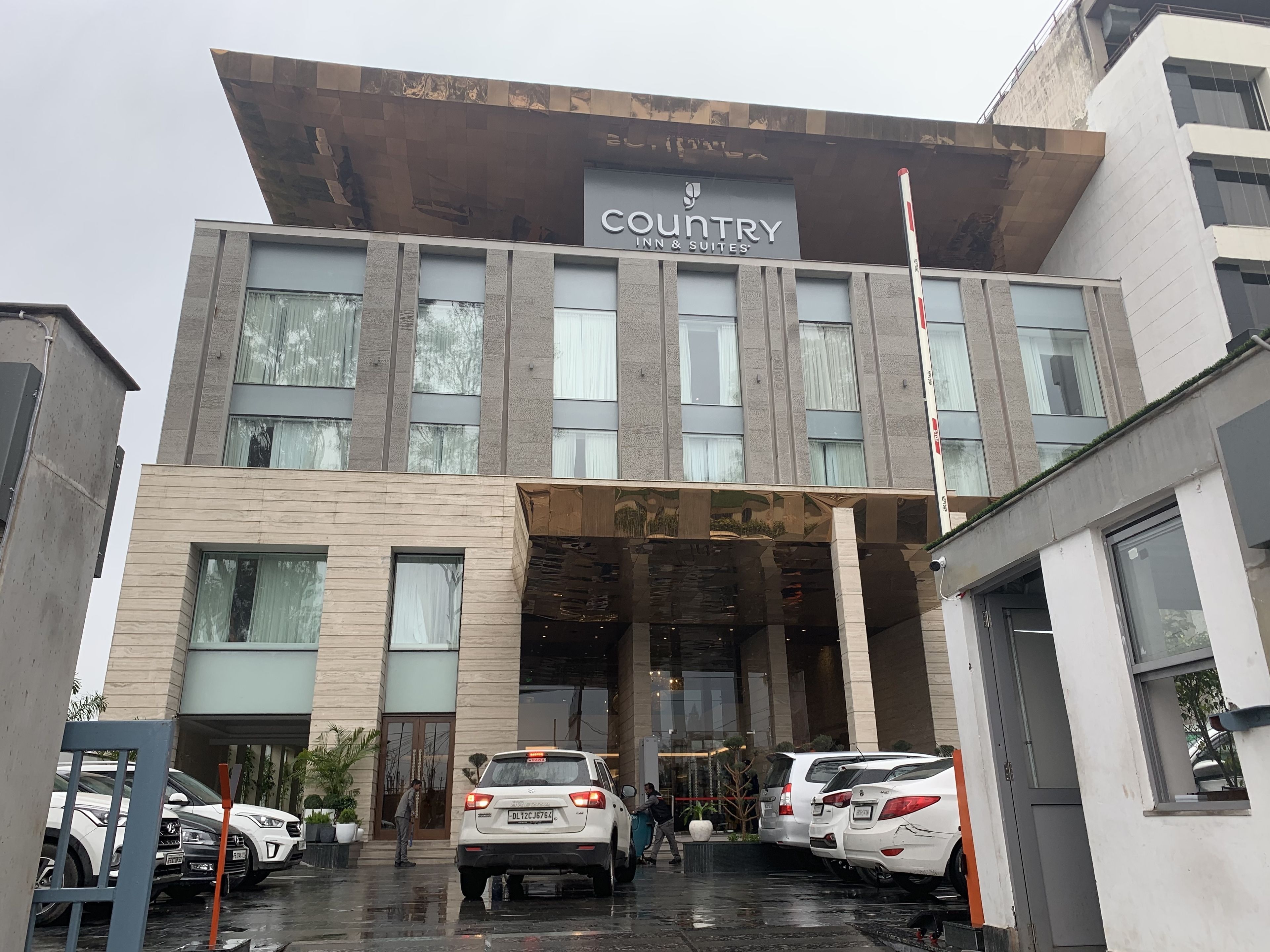 Een modern gebouw met een bord waarop 'Country Inn & Suites' staat.