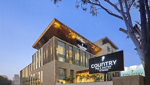 A modern building with a sign reading "Country Inn & Suites." - Country Inn & Suites by Radisson Zirakpur (Dera Bassi)