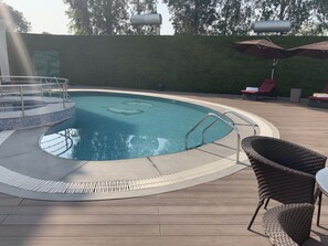 Seasonal outdoor pool - Country Inn & Suites by Radisson Zirakpur (Dera Bassi)