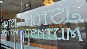 A hotel entrance with a 'Welcome' sign and a 'Hotel Centum' sign.