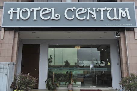 Property entrance. Hotel Centum