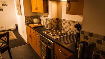 Apartment, 1 Bedroom, Kitchen | Private kitchen | Full-sized fridge, microwave, oven, stovetop