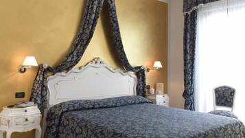 Camera Superior con letto matrimoniale o 2 letti singoli, vista lago | Biancheria da letto di alta qualità, minibar, una cassaforte in camera
