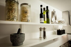 شقة - غرفة نوم واحدة - بمطبخ - منظر للمدينة | إطلالة على التل