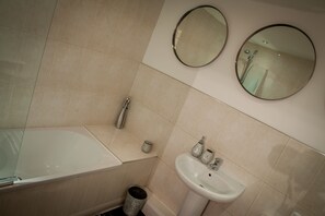 Leilighet, 1 soverom, kjøkken, byutsikt | Bad | Kombinert dusj/badekar, hårføner, håndklær og sjampo