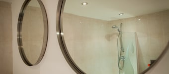 Central Suite - Simple2let Serviced Apartments