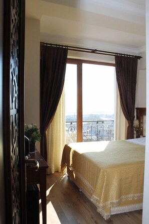 Chambre Deluxe double, vue sur la mer | 1 chambre, minibar, coffre-fort pour ordinateur portable, décor unique