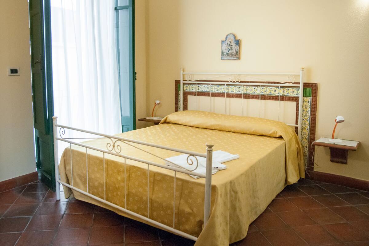 Minibar, soundproofing, free WiFi, bed sheets