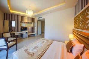 Minibar, bàn, nôi (giường cho trẻ sơ sinh) miễn phí 