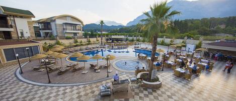 Piscina a l'aire lliure, para-sols i gandules