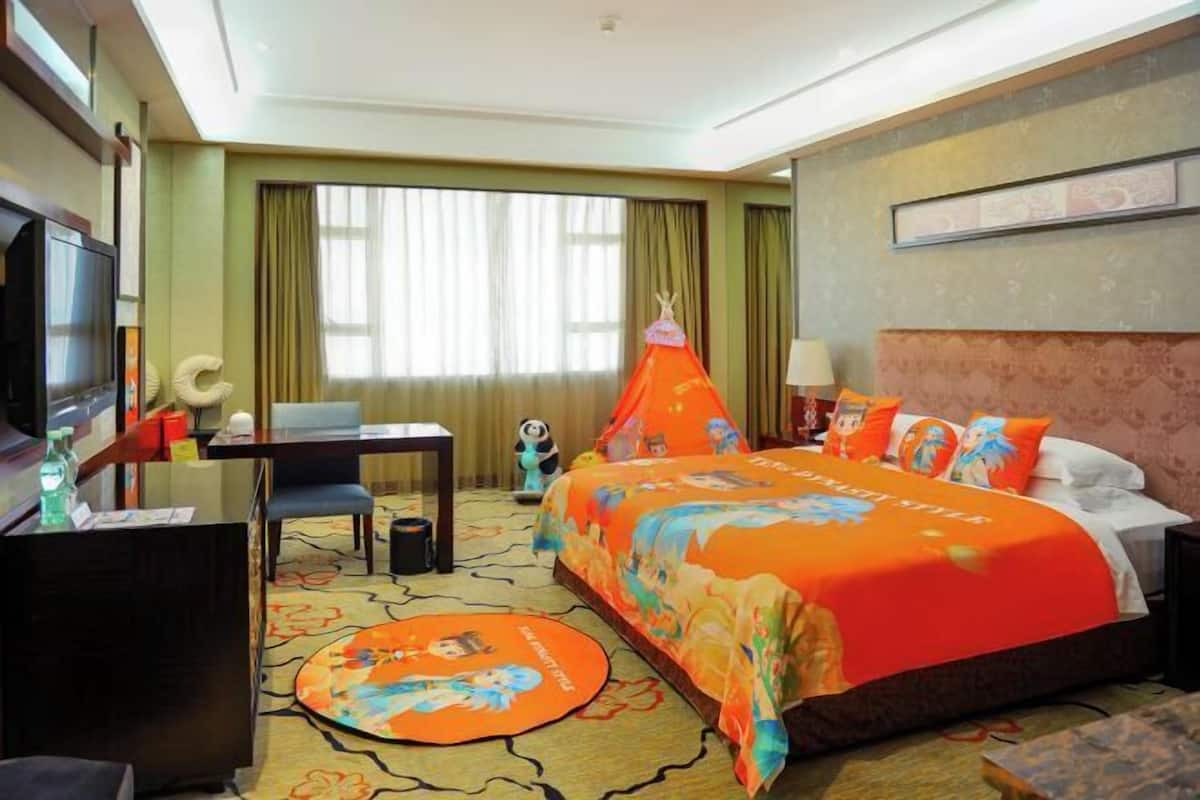 Minibar, in-room safe, desk, iron/ironing board
