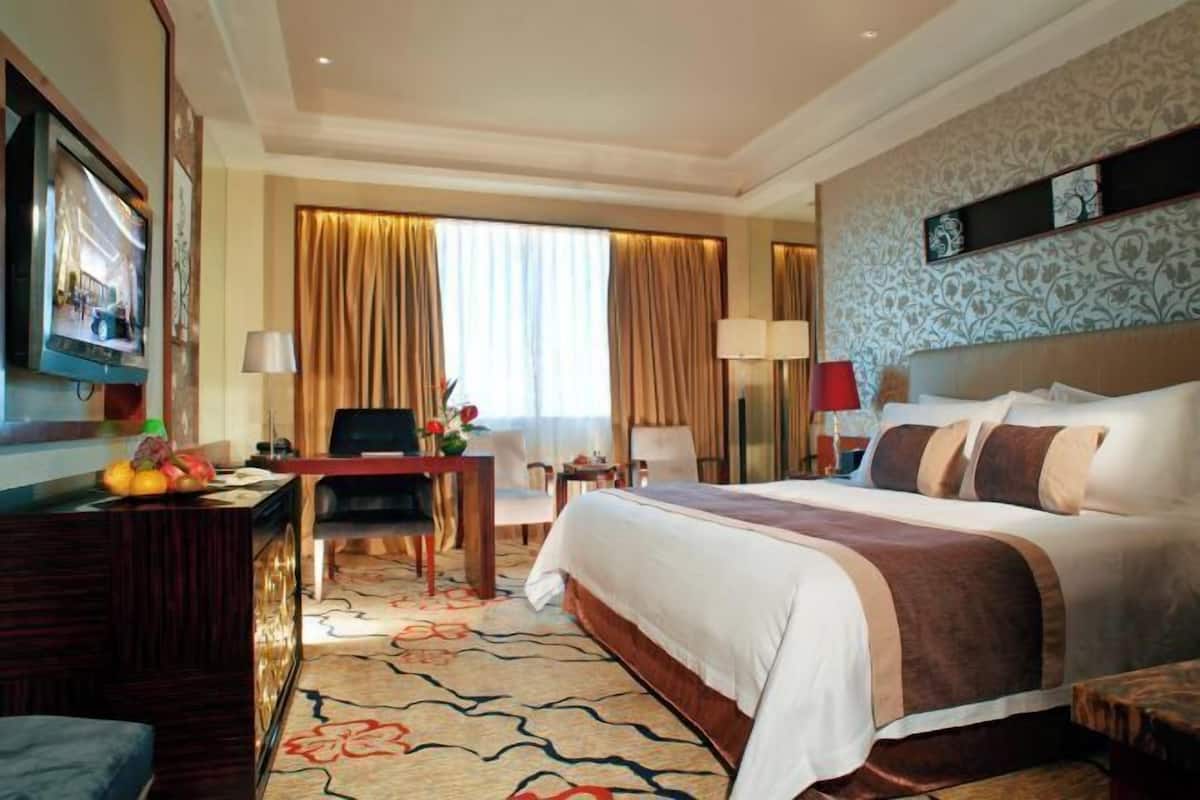 Minibar, in-room safe, desk, iron/ironing board