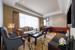 Deluxe-Suite | Minibar, Zimmersafe, Schreibtisch, Bügeleisen/Bügelbrett