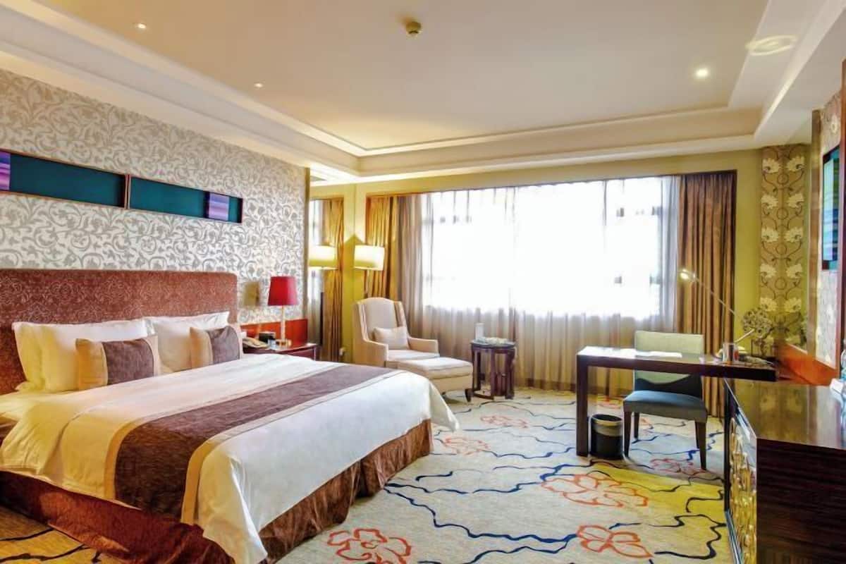 Minibar, in-room safe, desk, iron/ironing board
