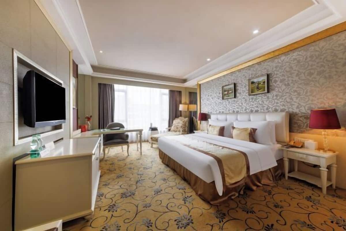 Minibar, in-room safe, desk, iron/ironing board
