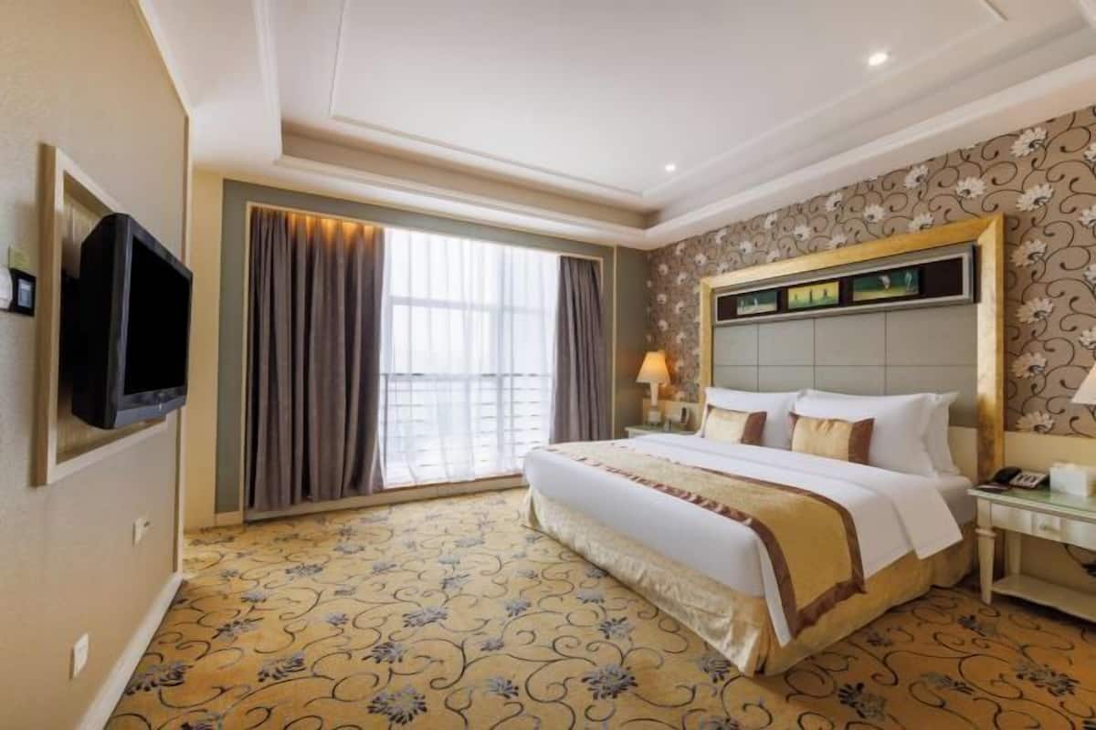 Minibar, in-room safe, desk, iron/ironing board