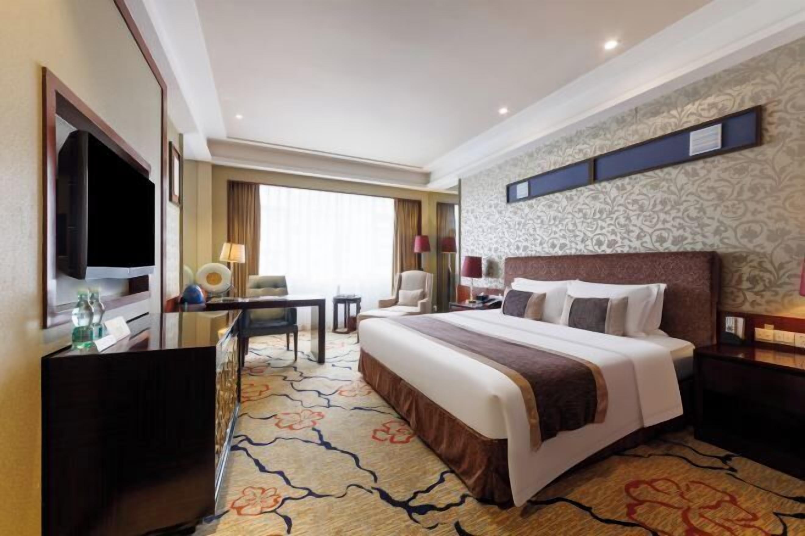 迷你吧、客房内保险箱、办公桌、熨斗/熨衣板