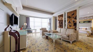Executive Suite | Minibar, in-room safe, desk, iron/ironing board