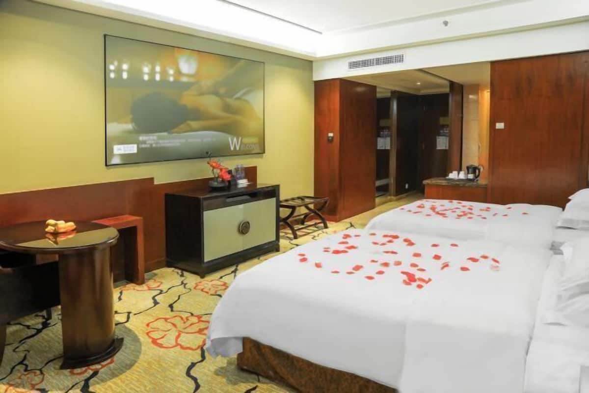 Minibar, in-room safe, desk, iron/ironing board