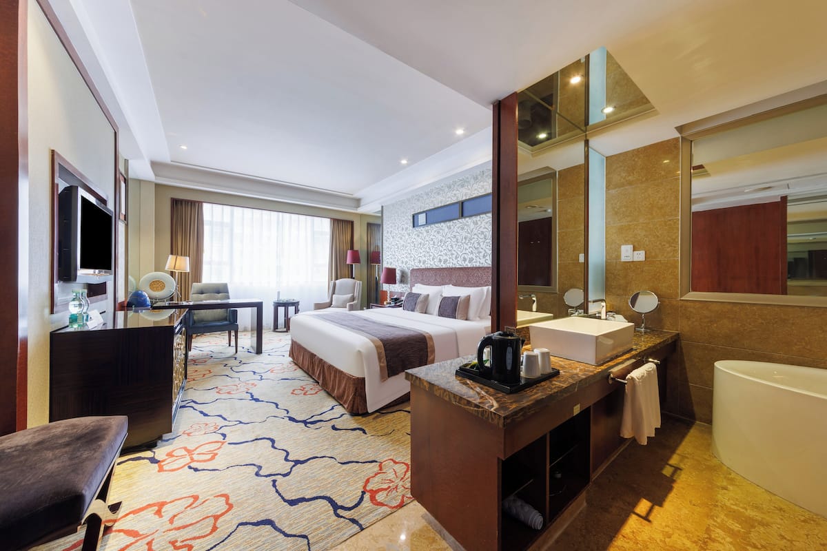Minibar, in-room safe, desk, iron/ironing board