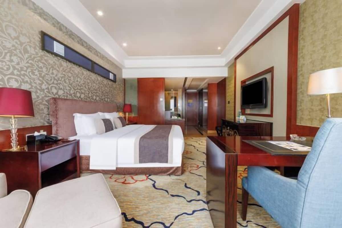 Minibar, in-room safe, desk, iron/ironing board
