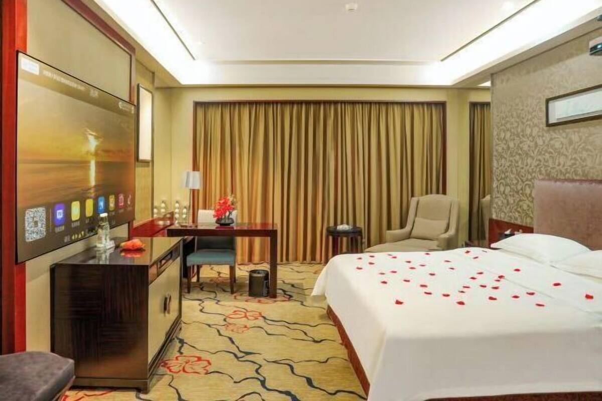 Minibar, in-room safe, desk, iron/ironing board