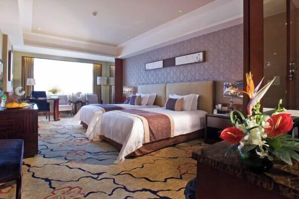 Minibar, in-room safe, desk, iron/ironing board