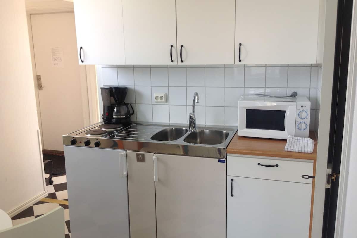 apartment, 2 bedrooms | private kitchenette | fridge, microwave, stovetop, coffee/tea maker
