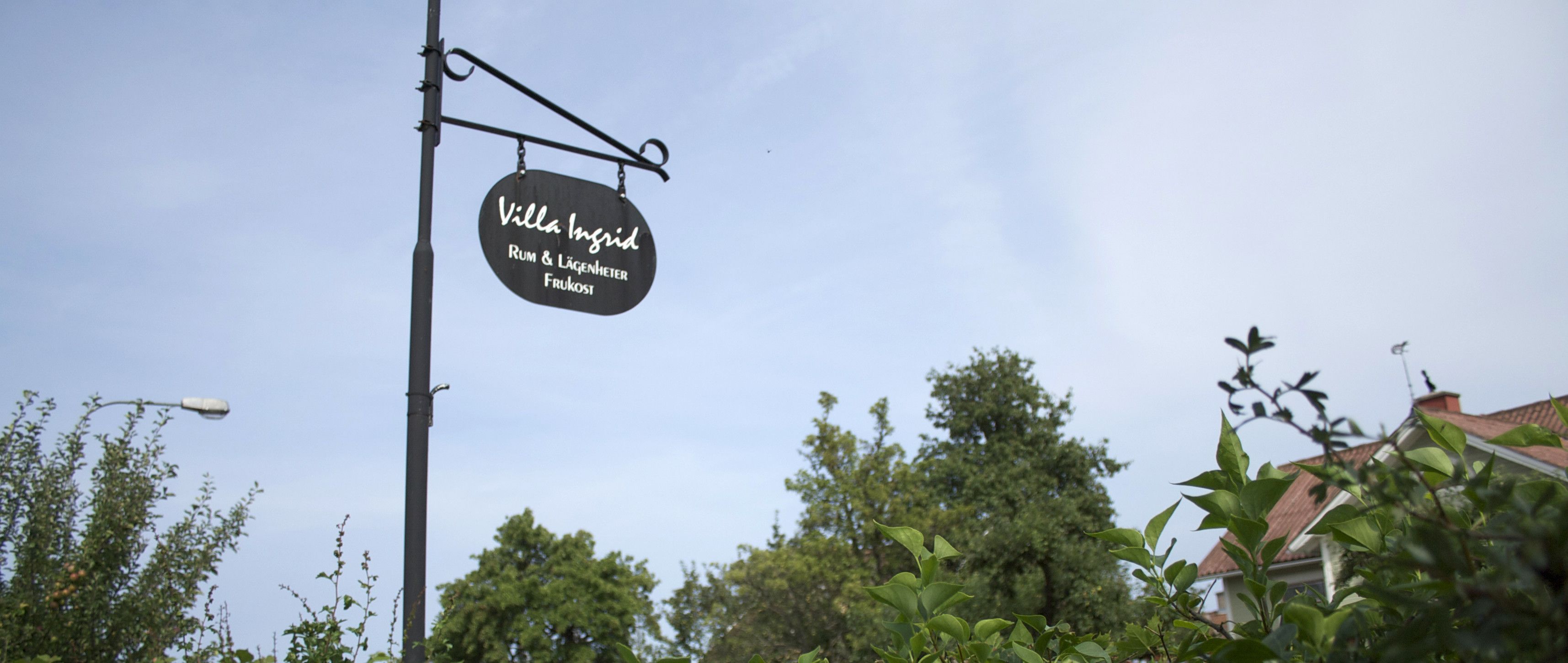 Señal de Villa Insgrid, una tienda de ron y licores.